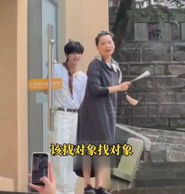 何赛飞温馨提醒粉丝：生活要精彩，追星之外也要恋爱！-1