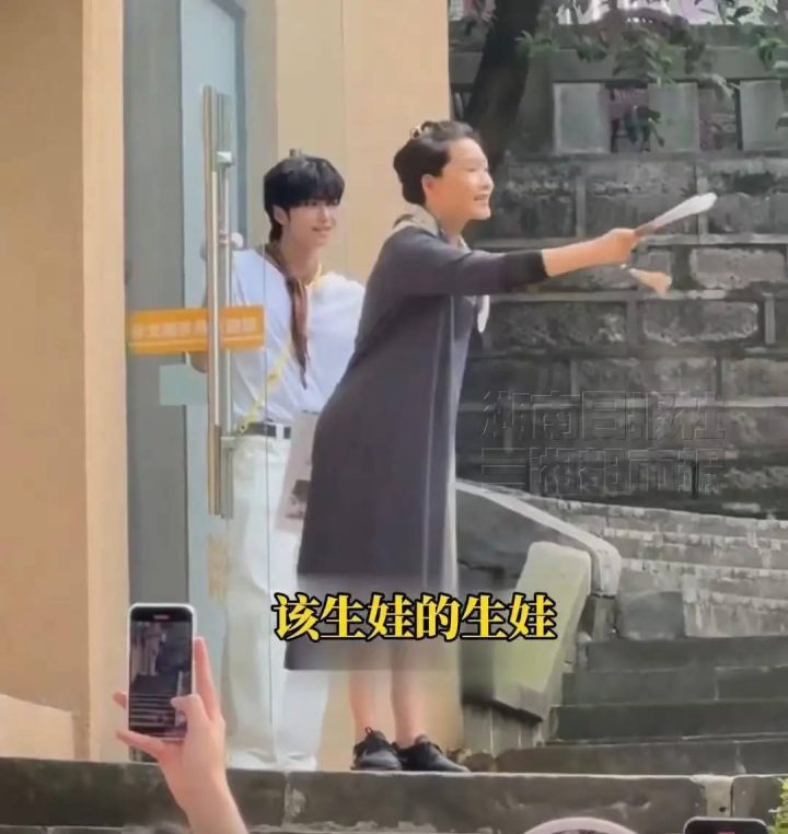 何赛飞温馨提醒粉丝：生活要精彩，追星之外也要恋爱！-1