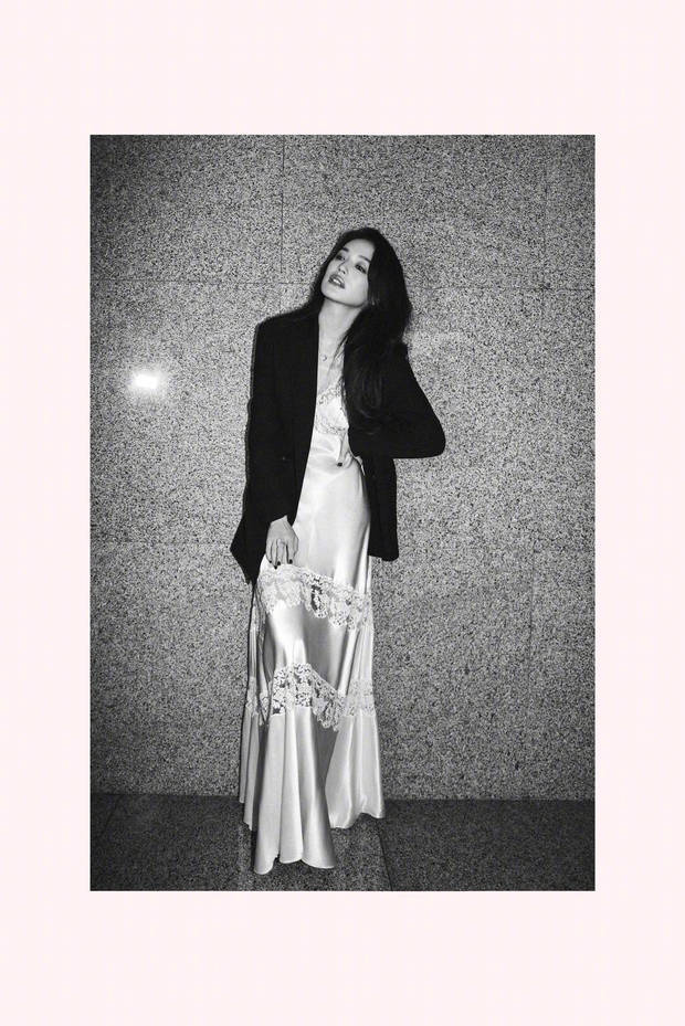 舒淇缎面长裙搭西装,单手叉腰展现时尚张力-1 舒淇缎面长裙搭西装,单手叉腰展现时尚张力-1