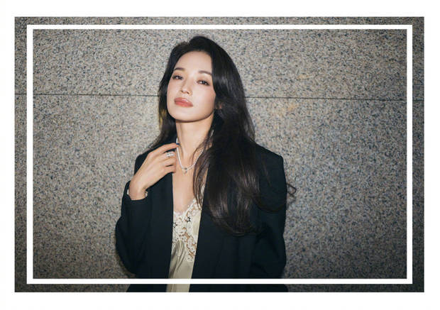 舒淇时尚演绎惊艳！《缎面长裙》搭西装，单手叉腰显松弛-2