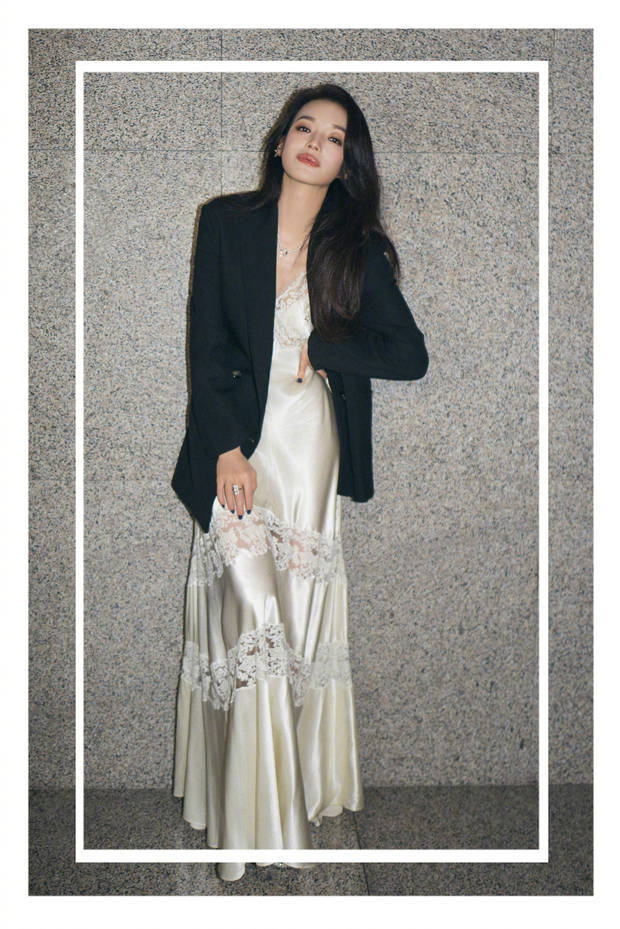 舒淇时尚演绎惊艳！《缎面长裙》搭西装，单手叉腰显松弛-3