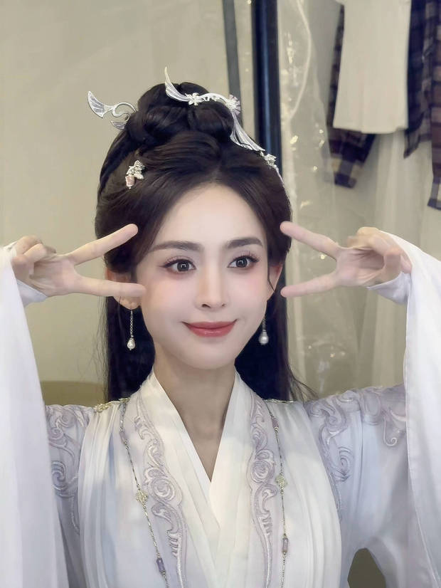 古力娜扎“古风”造型 甜笑比耶 俏皮满分-1 古力娜扎“古风”造型 甜笑比耶 俏皮满分-1