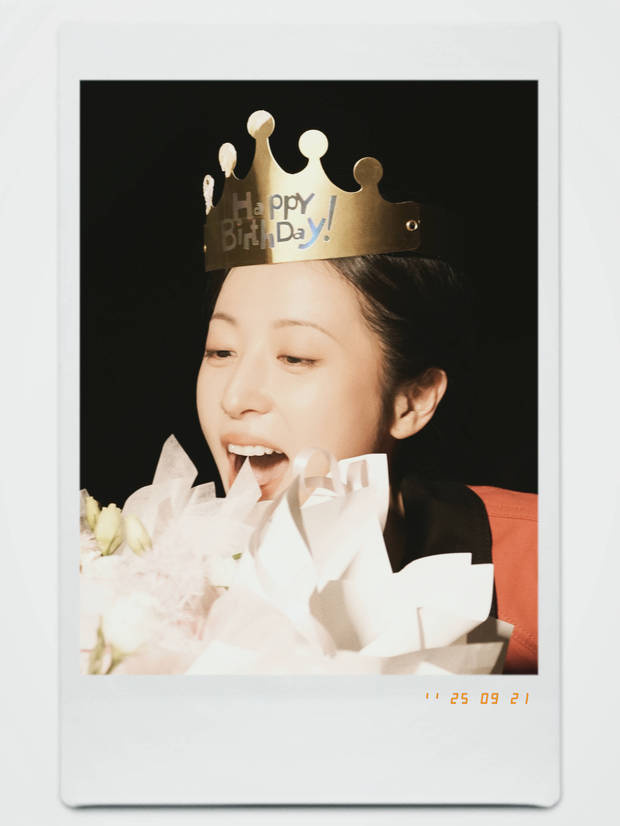 周雨彤31岁庆生照:手捧鲜花,笑容如春日暖阳-1 周雨彤31岁庆生照:手捧鲜花,笑容如春日暖阳-1