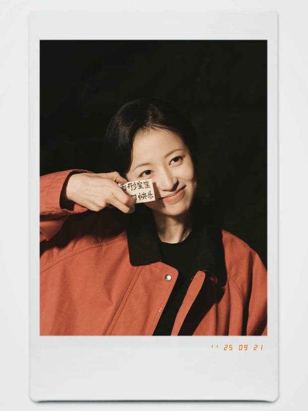 周雨彤31岁庆生照:手捧鲜花,笑容如春日暖阳-2 周雨彤31岁庆生照:手捧鲜花,笑容如春日暖阳-2