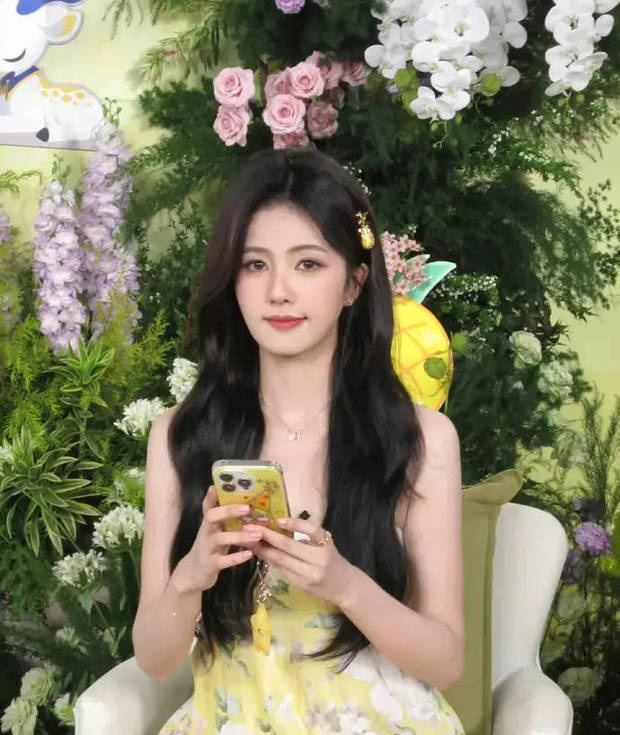 白鹿淡黄长裙亮相，托腮微笑显俏皮甜美-1