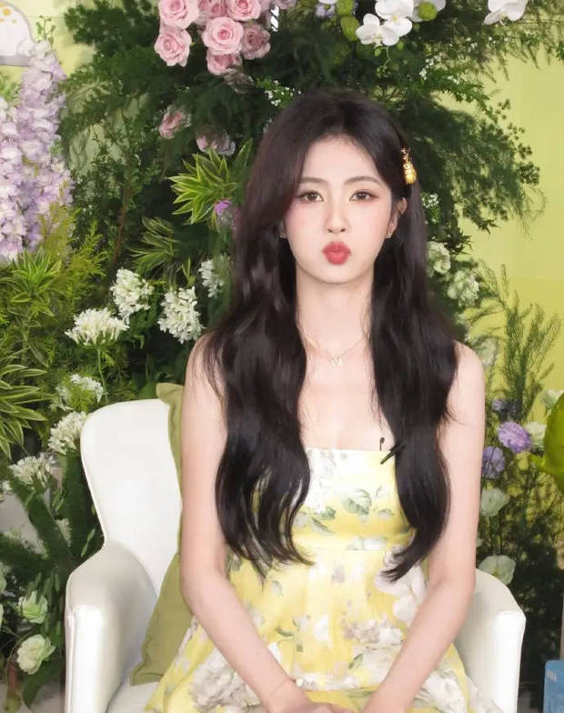 白鹿淡黄长裙亮相，托腮微笑显俏皮甜美-1