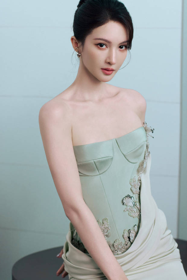 金晨浅绿抹胸亮相，盘发温婉，气质身材俱佳-3