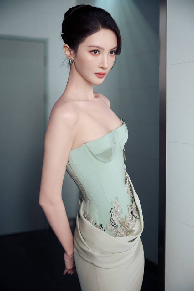 金晨浅绿抹胸展清新优雅,盘发温婉动人,气质身材出众-1 金晨浅绿抹胸展清新优雅,盘发温婉动人,气质身材出众-1