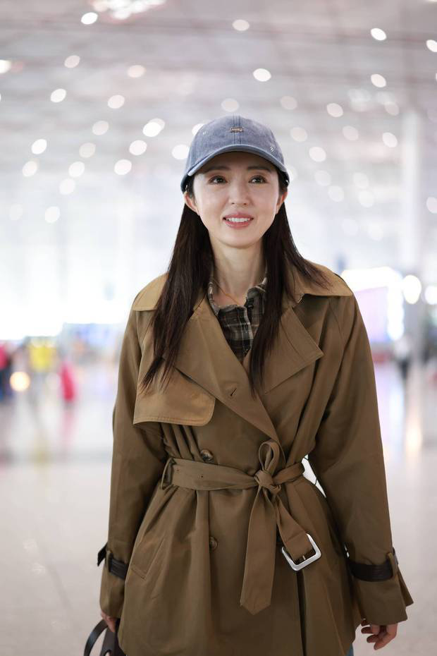 董璇单飞首都机场，《卡其风衣》气场十足-1