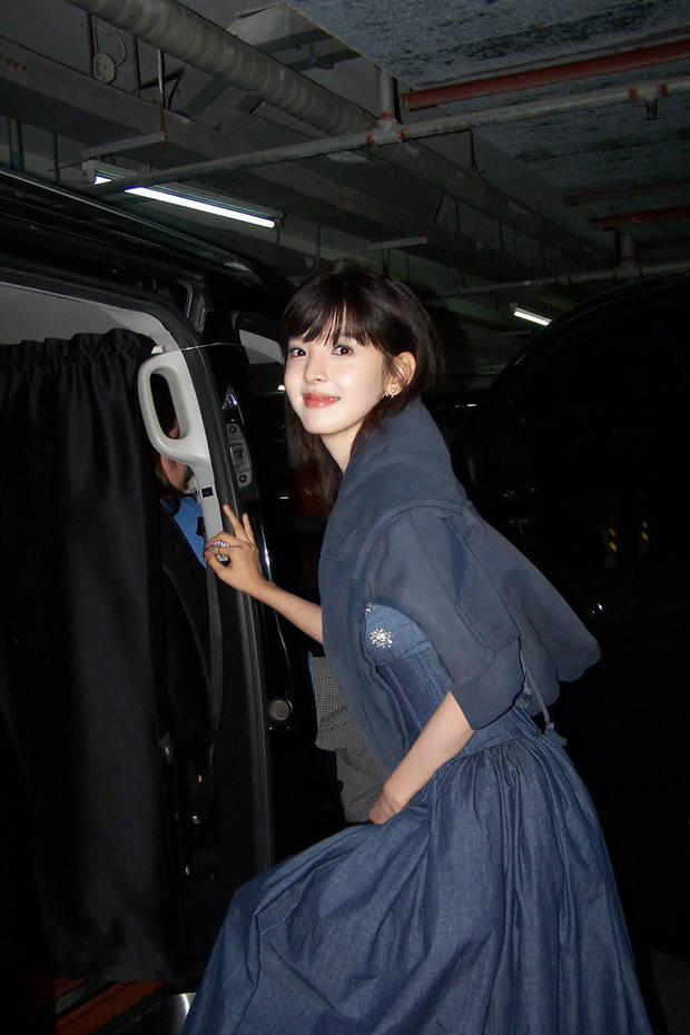 章若楠蓝色抹胸装甜满分,珍珠项链添灵动少女风-2 章若楠蓝色抹胸装甜满分,珍珠项链添灵动少女风-2