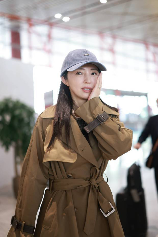 董璇单飞首都机场，《卡其风衣》气场十足-2