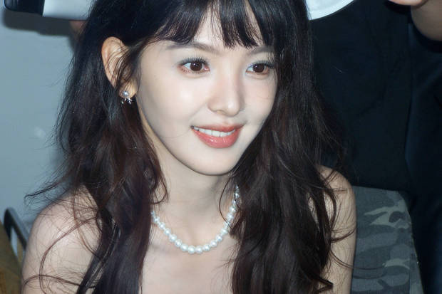 章若楠蓝色抹胸装甜满分,珍珠项链添灵动少女风-1 章若楠蓝色抹胸装甜满分,珍珠项链添灵动少女风-1