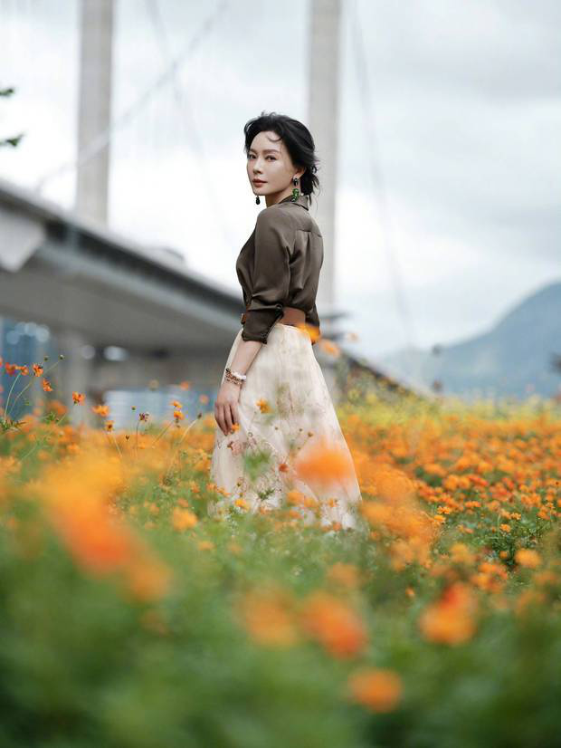 陈数秋日田园风写真:花海邂逅,温柔知性优雅-2 陈数秋日田园风写真:花海邂逅,温柔知性优雅-2