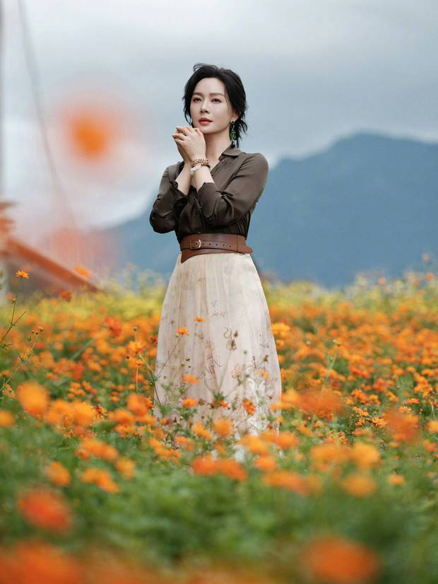 陈数秋日田园风写真:花海邂逅,温柔知性优雅-3 陈数秋日田园风写真:花海邂逅,温柔知性优雅-3