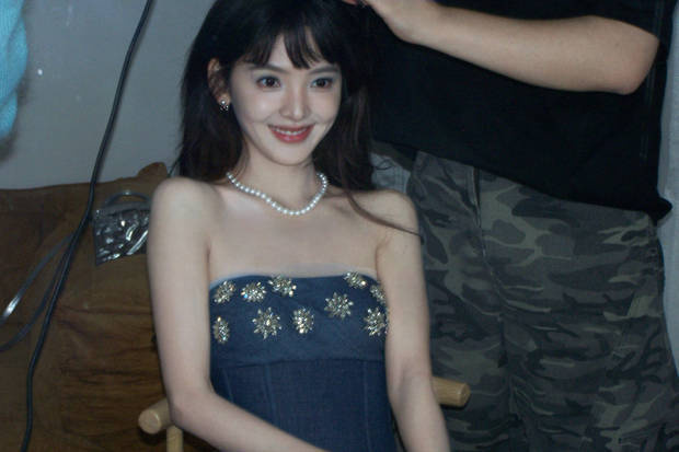 章若楠蓝色抹胸装甜满分,珍珠项链添灵动少女风-3 章若楠蓝色抹胸装甜满分,珍珠项链添灵动少女风-3