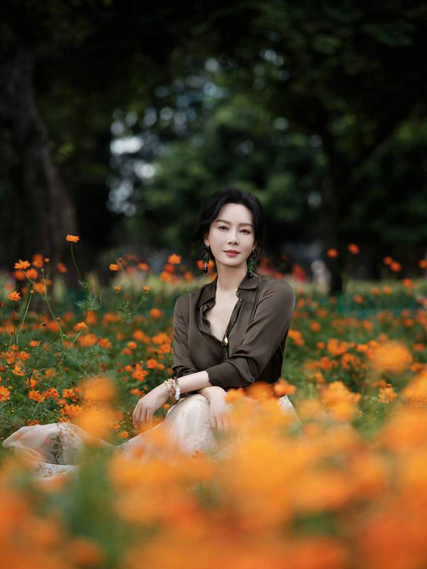 陈数秋日田园风写真:花海邂逅,温柔知性优雅-1 陈数秋日田园风写真:花海邂逅,温柔知性优雅-1