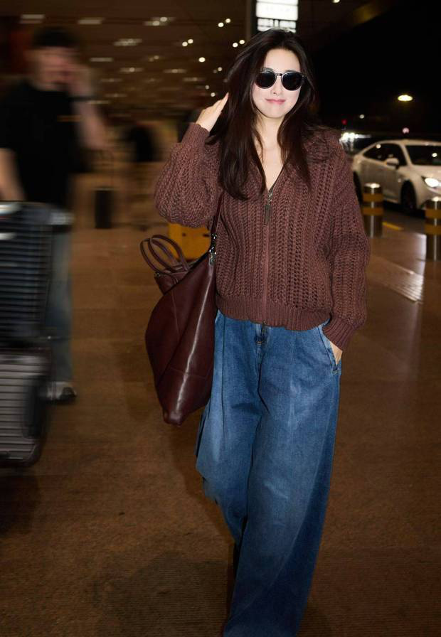 朱珠米兰时装周行:红外套配牛仔,慵懒亦时尚-1 朱珠米兰时装周行:红外套配牛仔,慵懒亦时尚-1