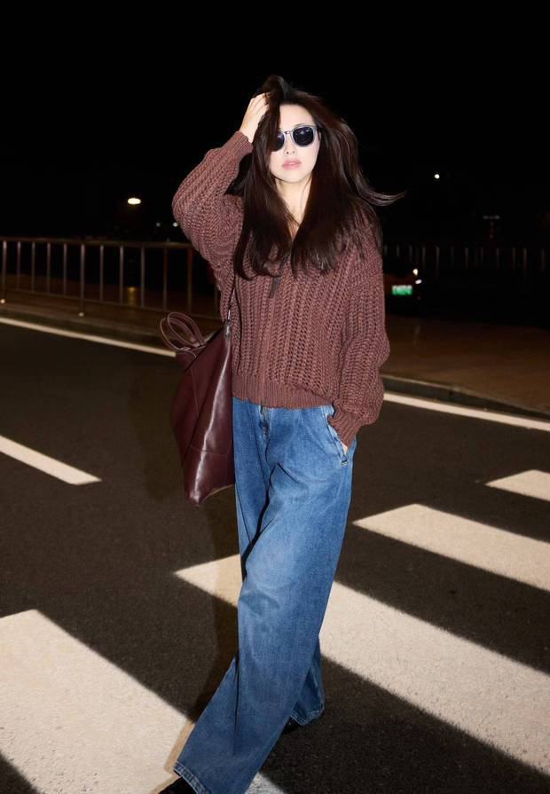 朱珠米兰时装周行:红外套配牛仔,慵懒亦时尚-3 朱珠米兰时装周行:红外套配牛仔,慵懒亦时尚-3