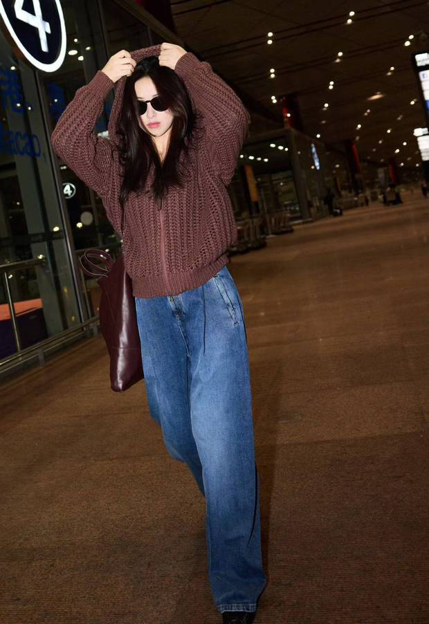 朱珠米兰时装周行:红外套配牛仔,慵懒亦时尚-4 朱珠米兰时装周行:红外套配牛仔,慵懒亦时尚-4