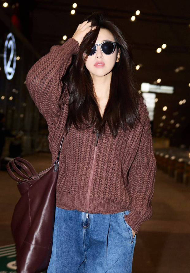 朱珠米兰时装周行:红外套配牛仔,慵懒亦时尚-5 朱珠米兰时装周行:红外套配牛仔,慵懒亦时尚-5