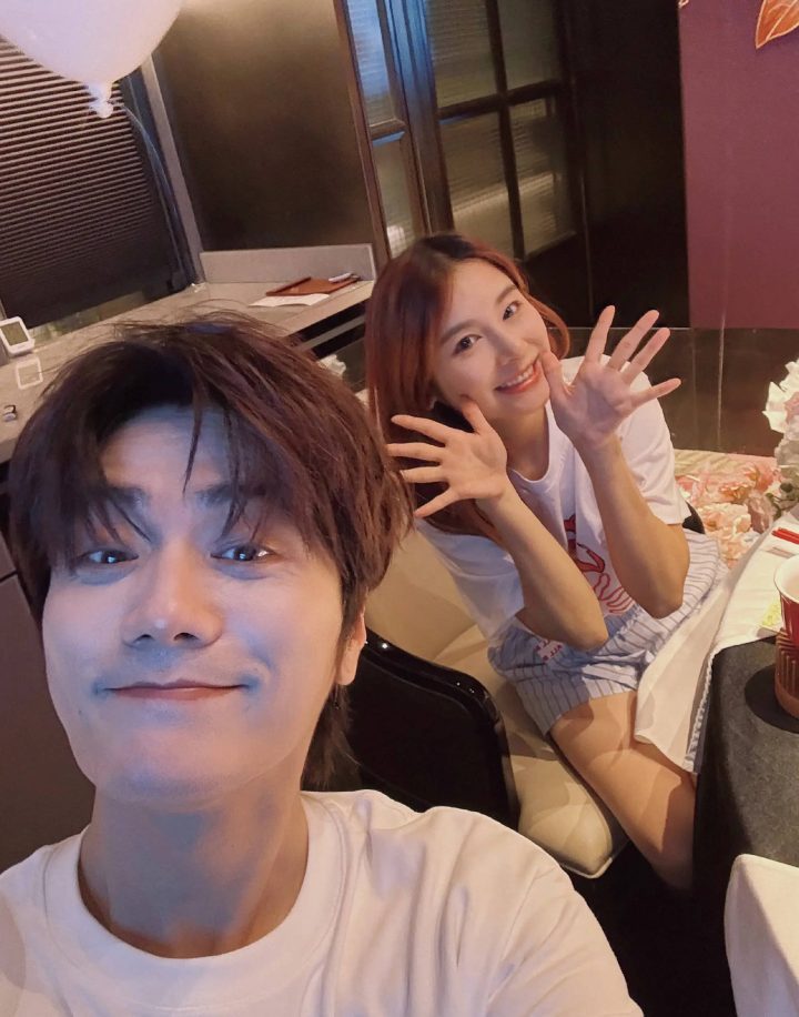 陆虎晒照庆恋爱十周年:与陈曌旭恩爱如初-1 陆虎晒照庆恋爱十周年:与陈曌旭恩爱如初-1