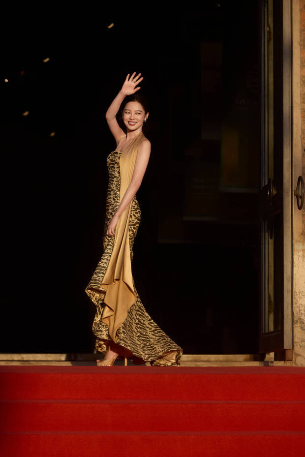 辛芷蕾:豹纹鱼尾裙下的鎏金女王,奢华气场绽放-2 辛芷蕾:豹纹鱼尾裙下的鎏金女王,奢华气场绽放-2