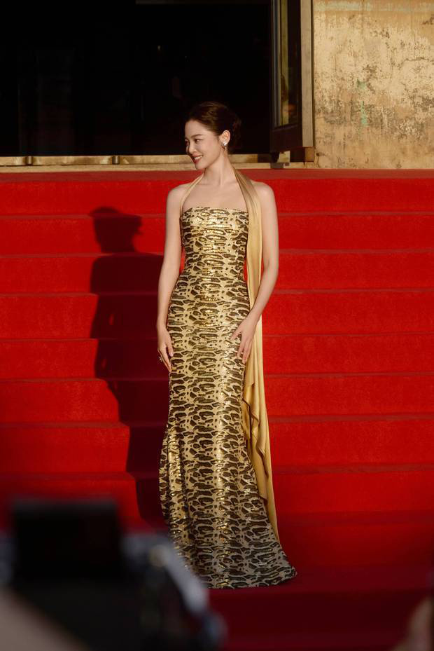 辛芷蕾:豹纹鱼尾裙下的鎏金女王,奢华气场绽放-3 辛芷蕾:豹纹鱼尾裙下的鎏金女王,奢华气场绽放-3