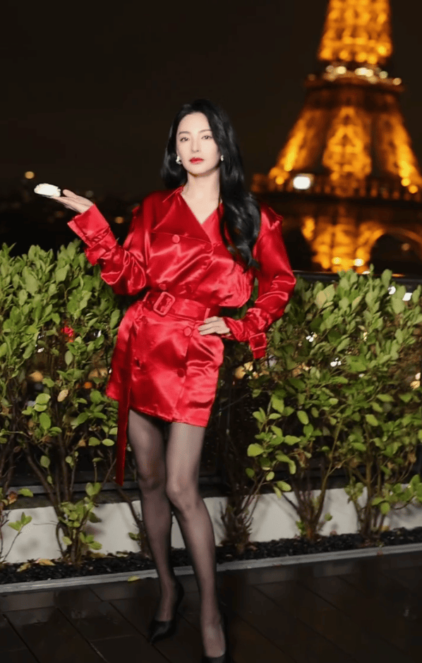 张雨绮巴黎时装周:红衣黑丝,惊艳全场-2 张雨绮巴黎时装周:红衣黑丝,惊艳全场-2