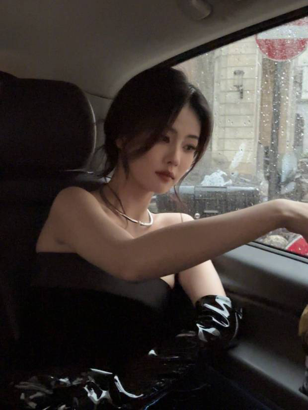 白鹿穿黑色抹胸礼服 车内优雅摆拍-2 白鹿穿黑色抹胸礼服 车内优雅摆拍-2