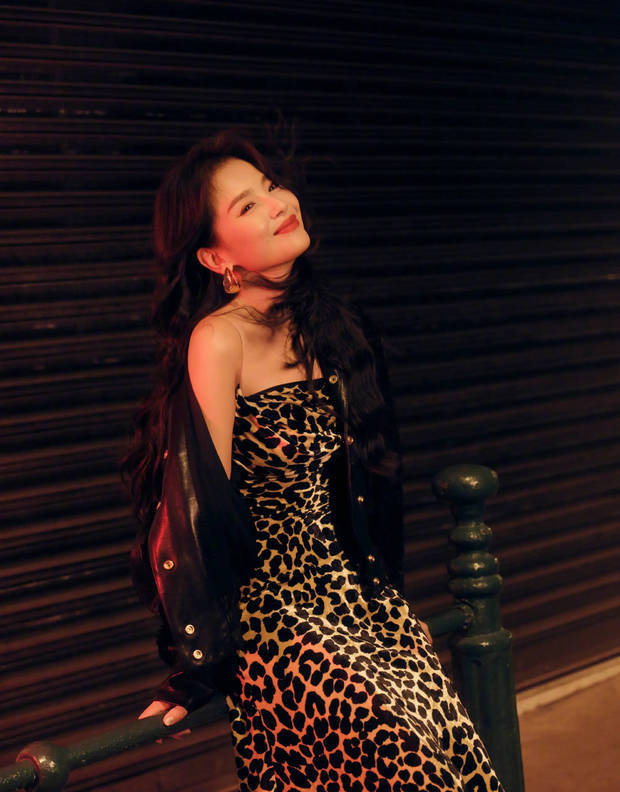 刘涛大湾区晚会豹纹抹胸裙造型，性感迷人-1
