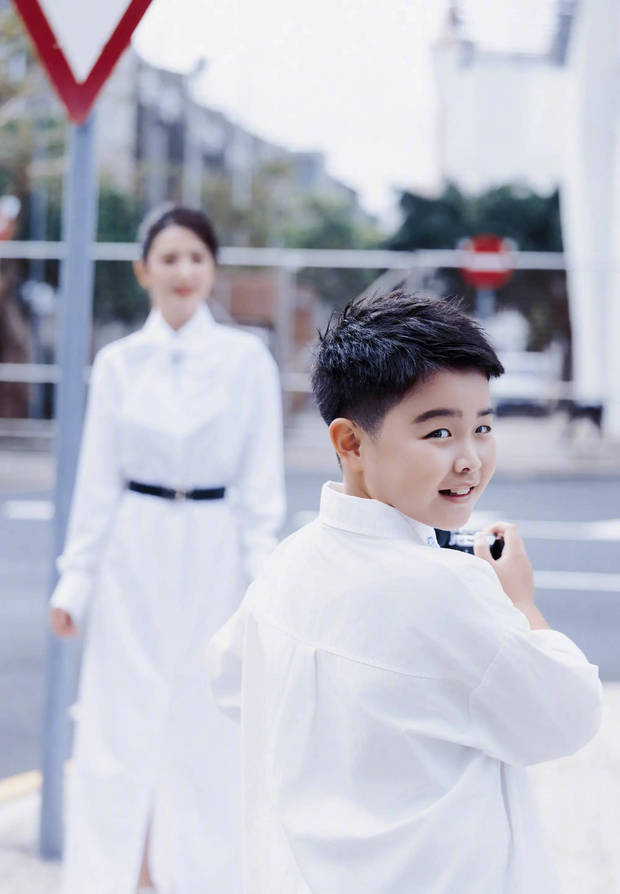 佟丽娅携朵朵登台,母子同框演绎温情瞬间-1 佟丽娅携朵朵登台,母子同框演绎温情瞬间-1