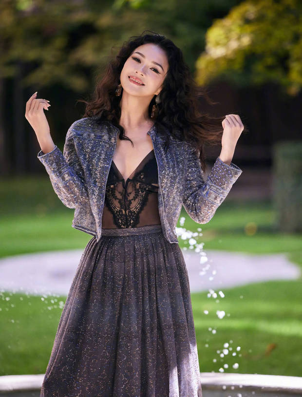 章子怡闪耀米兰时装周《黑丝透视吊带》性感魅力抢镜-3