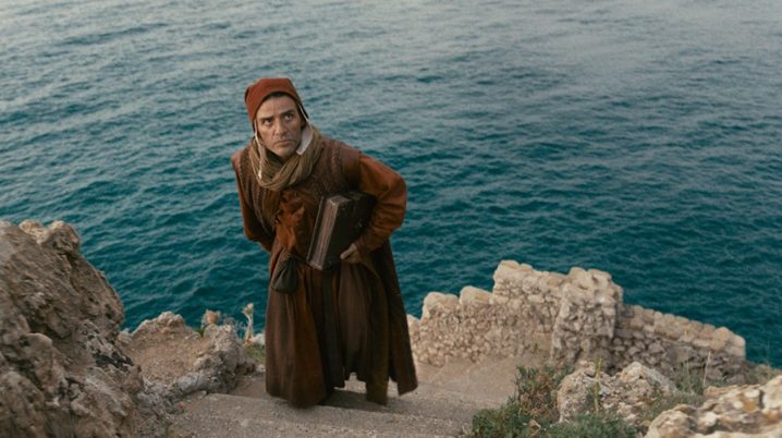 《但丁之手》剧照曝光：奥斯卡·伊萨克分饰两角-1