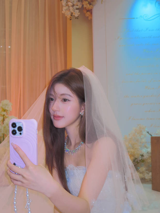 赵露思婚纱闪耀，眼神明亮，明艳动人-1