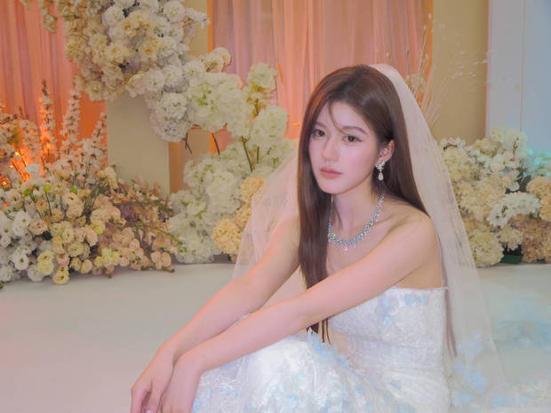 赵露思婚纱闪耀，眼神明亮，明艳动人-3