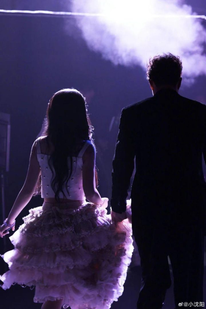 肖战、容祖儿、成龙、王力宏围观“吃瓜”,小沈阳父女互动遭抬下台-3 肖战、容祖儿、成龙、王力宏围观“吃瓜”,小沈阳父女互动遭抬下台-3