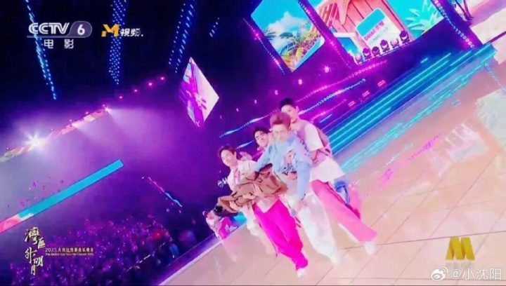 肖战、容祖儿、成龙、王力宏围观“吃瓜”,小沈阳父女互动遭抬下台-1 肖战、容祖儿、成龙、王力宏围观“吃瓜”,小沈阳父女互动遭抬下台-1