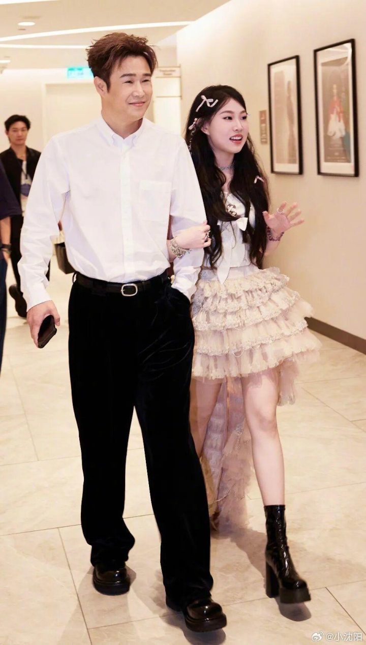 肖战、容祖儿、成龙、王力宏围观“吃瓜”：小沈阳父女互动遭抬下台-2